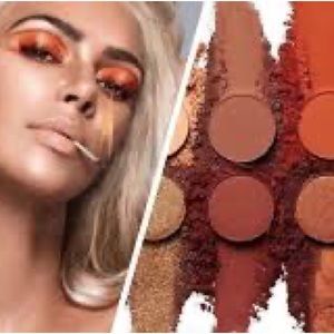 ✨NEW IN BOX KKW SOOO FIRE 🔥 EYESHADOW PALETTE✨